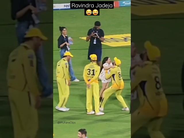 Jadeja's hilarious attempt at pretending Dhoni's daughter is too heavy!  #ipl2023