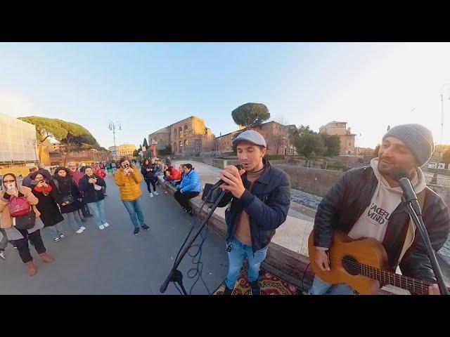 Ragazzo con voce stupenda canta Can't help falling in love con un artista di strada