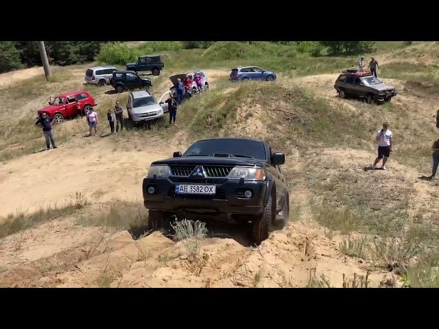 Mitsubishi Pajero Sport 3.0 VS 2.5D. Сравнительный тест езды по песчаным горкам.