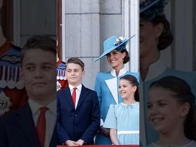 Wow At balcony prince George, princess Charlotte and their family ￼