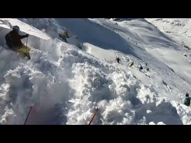 Skifahrer filmt in einer Lawine