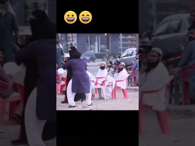 امرأة منقبة تقوم بحركة غريبة 
