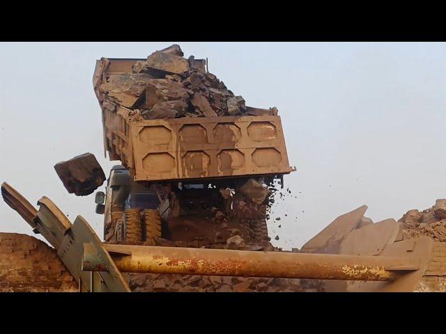 "Big Rock Crusher Machine: A Giant in Action"Big Rock Crushing: A Powerful Process"#stonecrusher