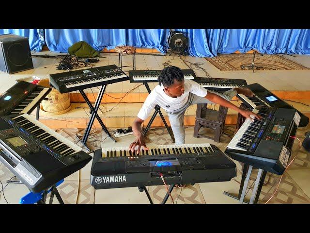 see how saviour Bee  played  8 keyboards at a go ‍️‍️‍️