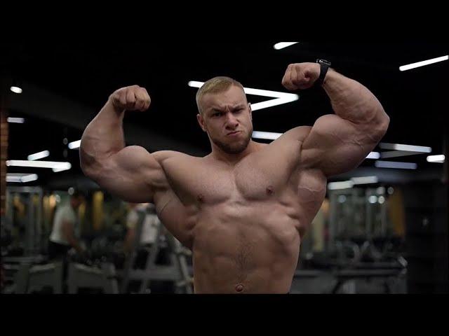 Russian big bodybuilder Vitaliy Ugolnikov in the gym