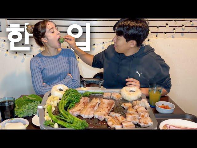 1KG Juicy Korean Pork Belly MUKBANG Outside In Winter + how to eat it! | International Couple