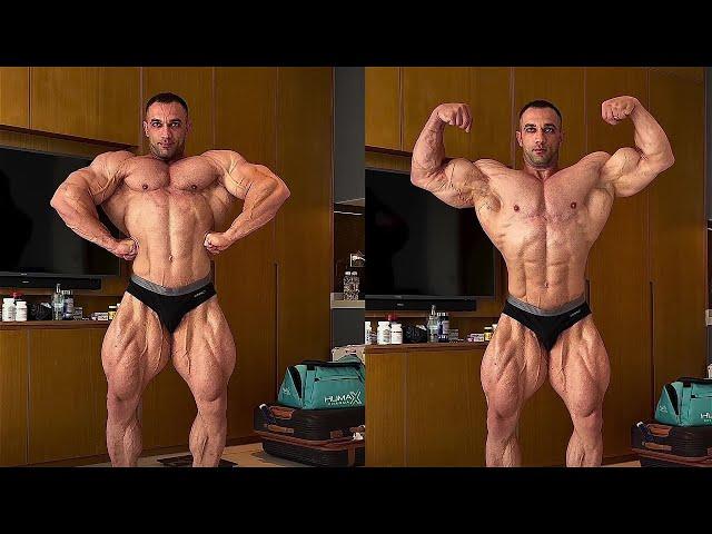 Iranian bodybuilder Mehdi Jaberi - Muscle checking