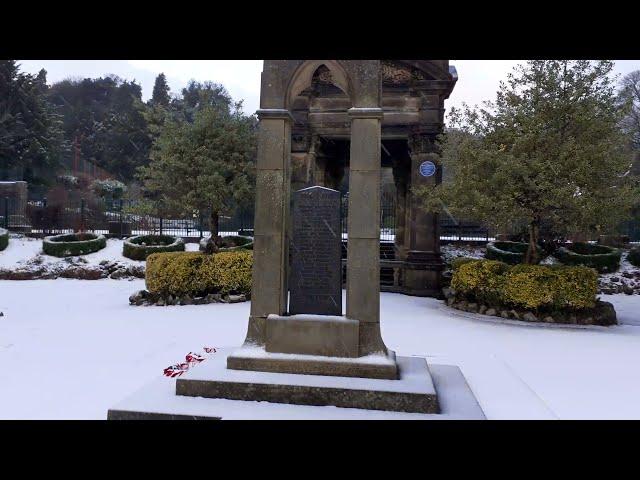 Snowy walk around Holden Park, Oakworth