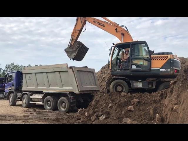 Погрузка грунта в самосвал