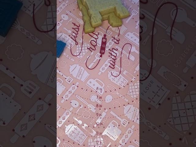 How to pipe tiny lines with royal icing
