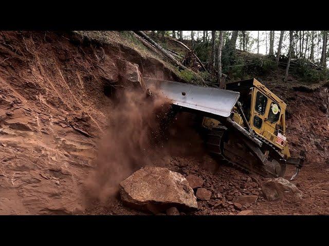 CAT D7G How a bulldozer digs a path through rocks ? DOZER KAYALARI SÖKEREK NASIL YOL YAPAR ?  #cat