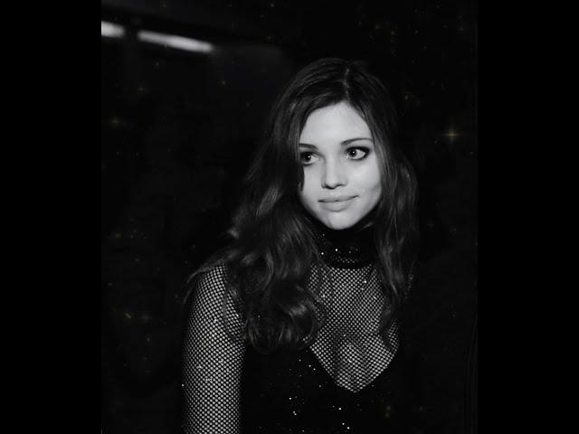 India Eisley (Ashley Juergens) being beautiful and funny for 5 minutes