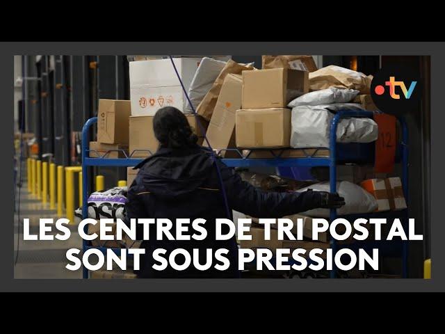 Noël : les postiers submergés avec deux fois plus de colis à livrer avant les fêtes