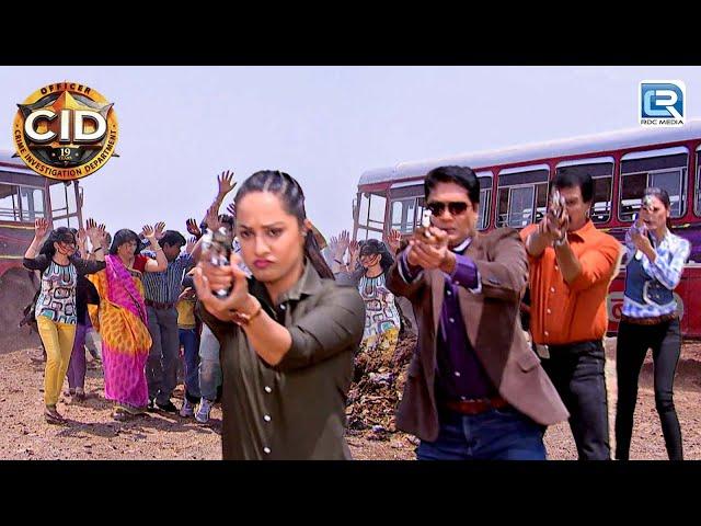 Bus लगाए Bomb से कैसे बचाएगा Abhijeet महिलाओ को  | Best Of CID | Full Episode HD