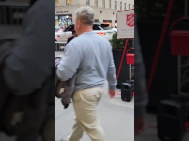 Another dance on 5th Avenue. Еще один танец на 5-й Авеню