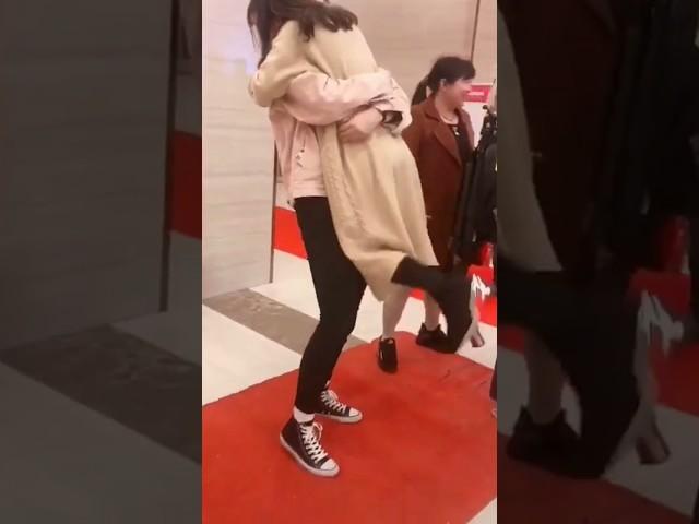 Tall girl bearhug lift short girl || for long time #lifting #strongwomen #gym #tallgirl #stronggirl