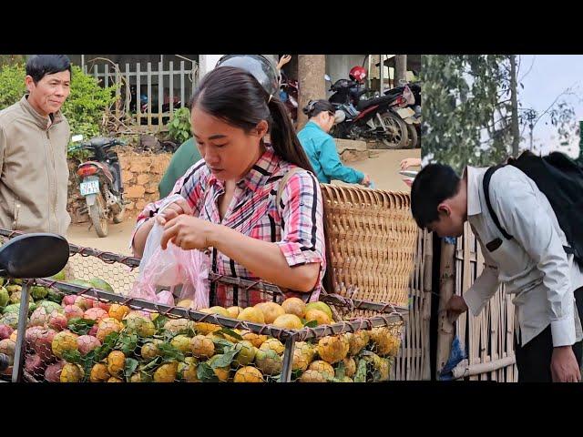 Vien picked vegetables to sell and returned to wait for Tam. Vien cooks many simple dishes