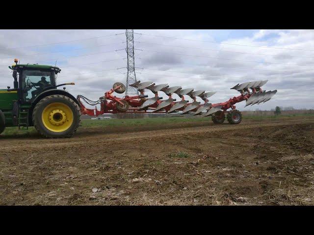 Impressive John Deere 8370r  plowing