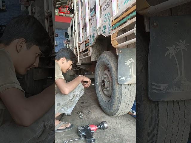 mahindra bolero pickup rear wheel service #aspur #automobile #mechanic #lm #lokpriyamotors