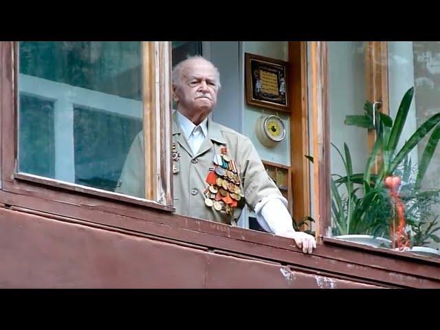 Parade under the sergeant's Windows! The military personally congratulated veterans on Victory Day