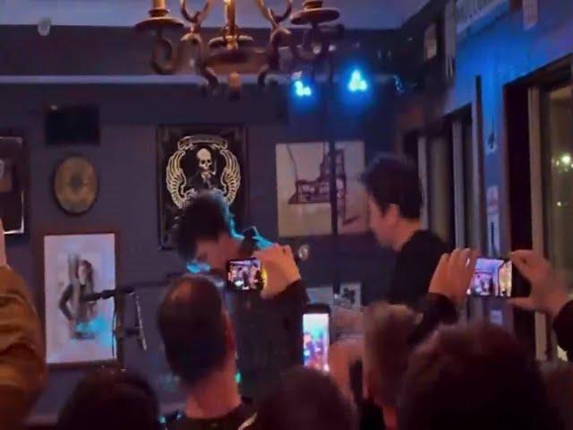 Jimmy Fallon surprises Fairport pub, sings with locals in visit