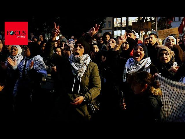 Nach Iran-Angriff bricht Jubel auf Berliner Demo aus