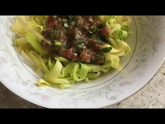 Zucchini spaghetti . Спагеті з кабачків з соусом . Жива їжа