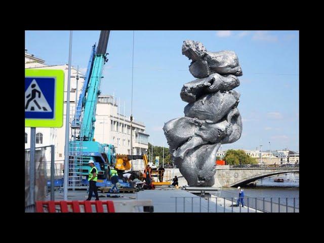 памятник г*вну в центре Москвы