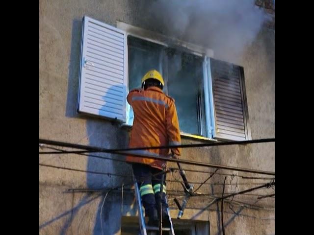 Banesa e të moshuarës merr flakë, nxirret nga fqinjët. Dëme të shumta nga zjarri