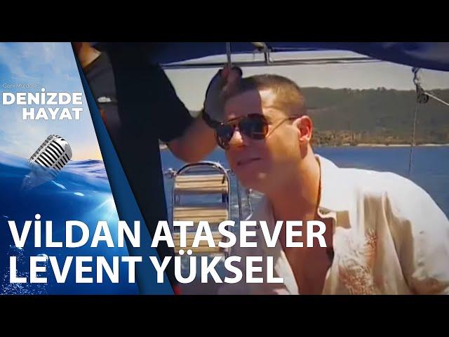 Vildan Atasever Levent Yüksele tekneyi veriyor