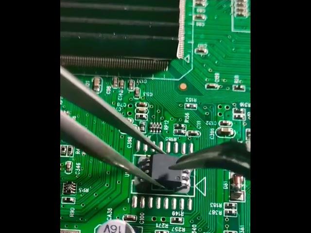 How to desolder an ic. #electronic #electricalengineering #electricalrepair