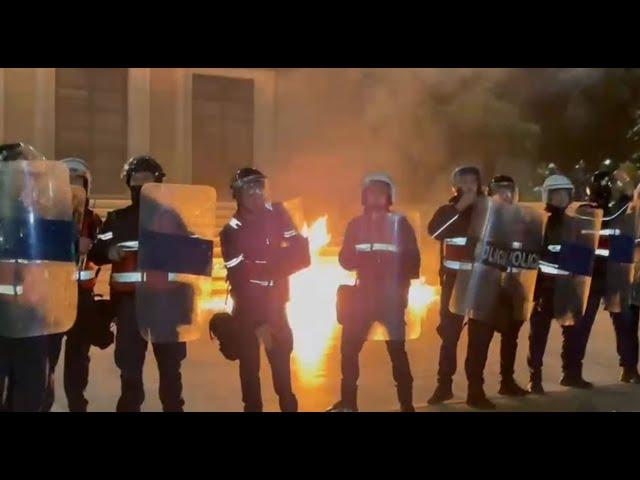 LIVE/ Bomba me molotov në protestën e opozitës! Përplasje të forta me policinë