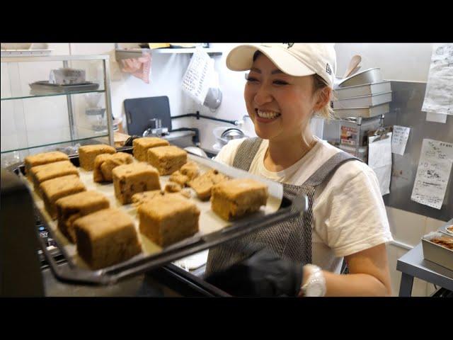 A small popular carrot cake shop made by a bright carrot mom!