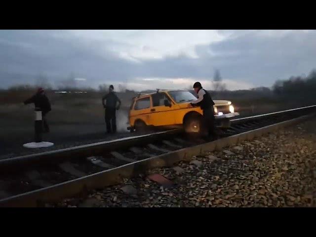 Поезд сбивает ниву г. Омск