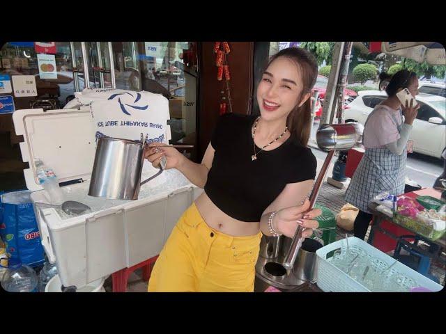 LIVE Street Café - Welcome Family  Ploysai Coffee Lady in Bangkok Thailand - Thai Street Food