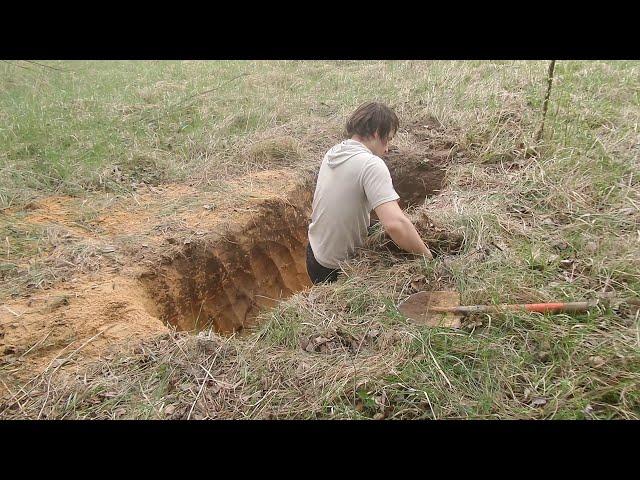 Примитивное укрытие землянка в лесу своими руками  за 6 часов - build a dugout in the forest