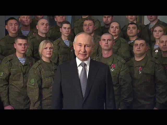 Путин впервые на Новый год обратился к россиянам с военными, а не на фоне Кремля