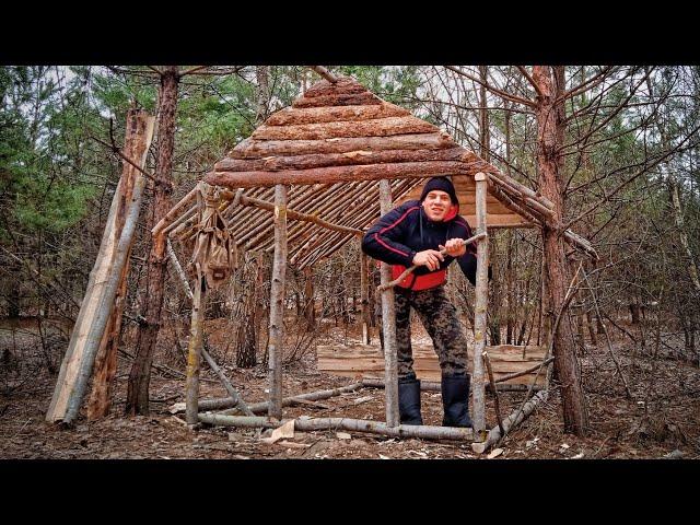 СТРОЮ ДОМ в ЛЕСУ из ДЕРЕВА СВОИМИ РУКАМИ! НАЧАЛ ОБШИВАТЬ СТЕНЫ. КРЫША ПОЛНОСТЬЮ ГОТОВА!