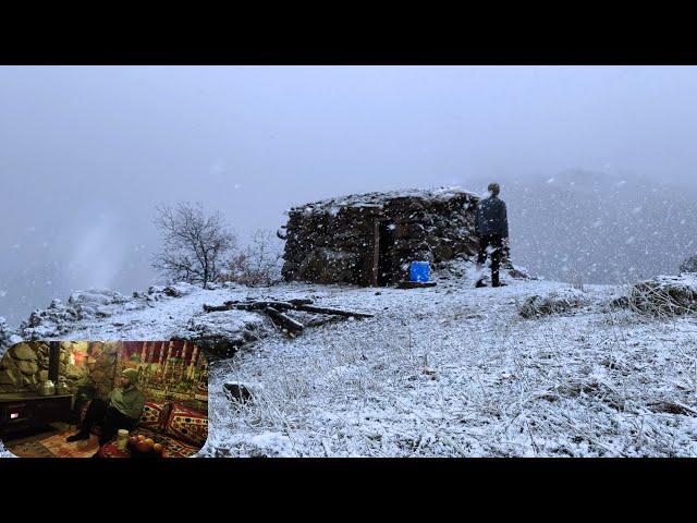 Yoğun kar altında dağ evinde yaşam. Life in a shelter under heavy snow #camping#snowfall#bushcraft