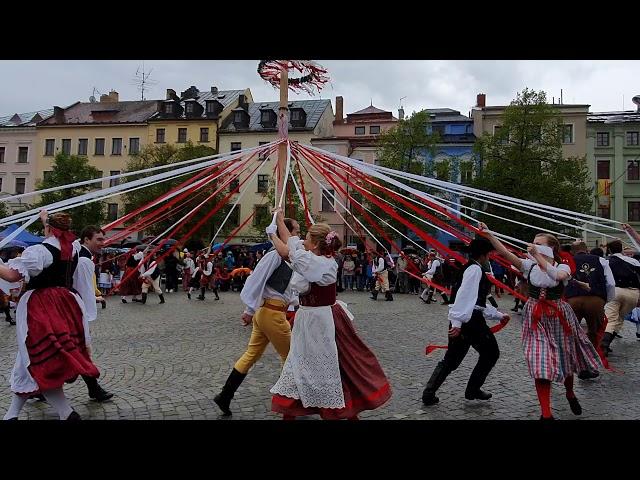 Танец с лентами у Майского дерева