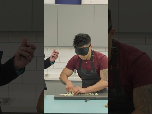 Most slices of garlic sliced while blindfolded in 30 seconds - 127 by Wallace Wong 