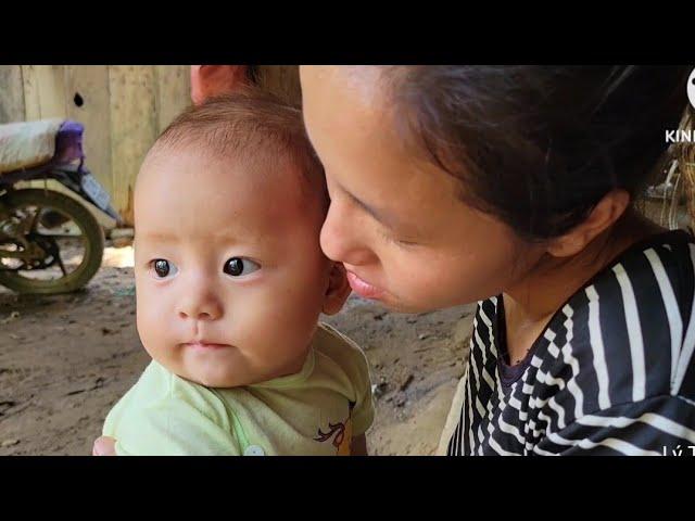 A 17-year-old single mother works to earn money to support her children ||Lý Tiểu Cú