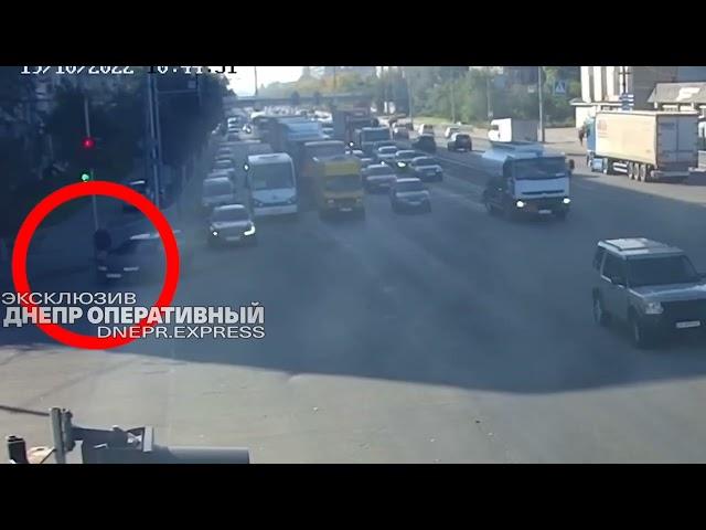 В Днепре на пр. Слобожанский сбили велосипедиста | Видео момента ДТП