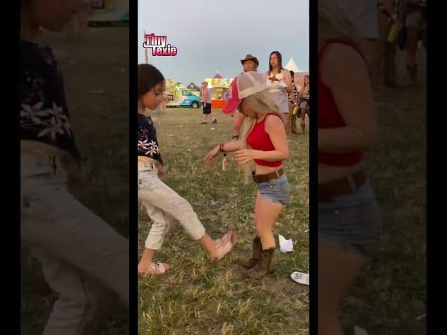 TINY TEXIE AND HER DAUGHTER DANCING IN PUBLIC #TINYTEXIE #DANCING #OHNANANA #DAUGHTER #SHORTS
