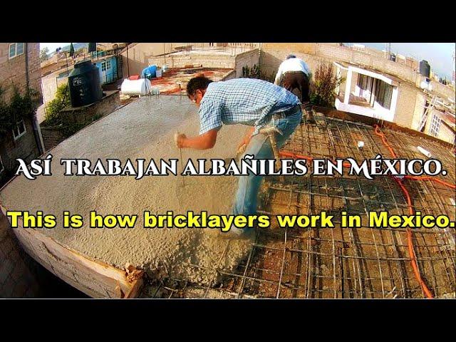 Albañiles en México. / This is how bricklayers work in Mexico.