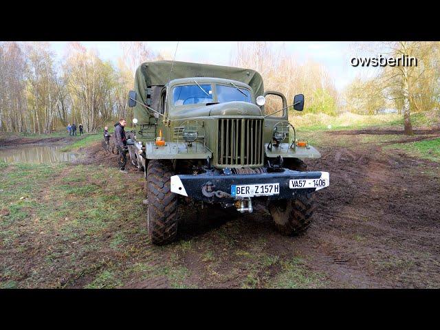 ZIL-157 zieht einen Pickup-Truck aus dem Schlamm ab.