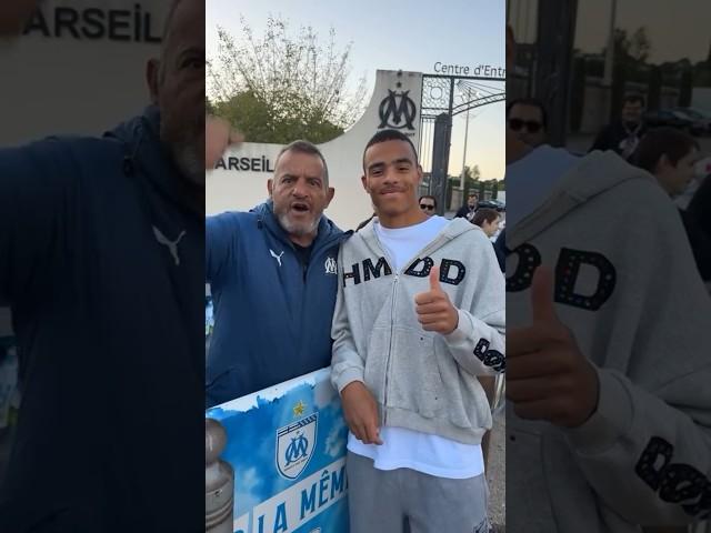 Mason Greenwood avec un fan au centre d'entraînement de Marseille. #football #shorts