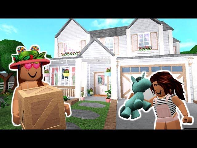 WE MOVED INTO OUR NEW HILLSIDE HOME! Bloxburg | Roblox