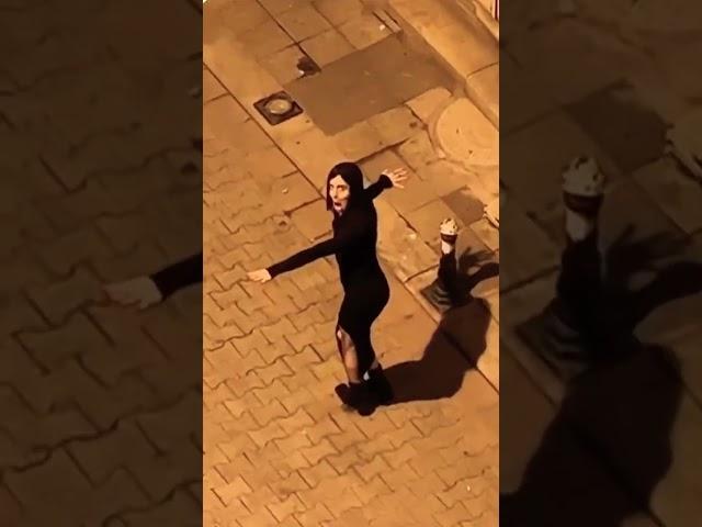 Сербийн бүжиглэдэг эмэгтэй