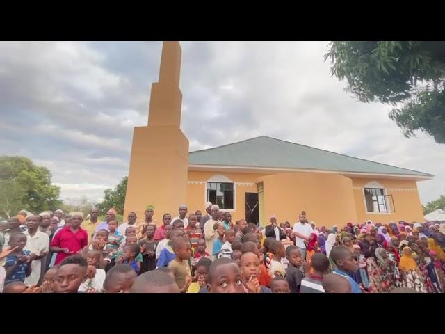 Shekhe Zando Akiwaombea Dua Wageni Siku ya Uzinduzi wa Masjid Kwangoso Miono